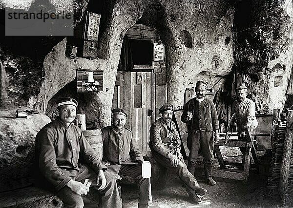 Fünf Soldaten vor dem Kompaniestützpunkt. Five soldiers in front of the base