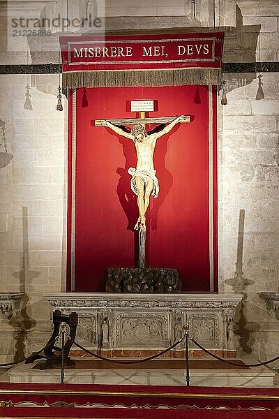 Altar mit rotem Hintergrund und einer Kreuzigungsdarstellung von Jesus Christus  Sevilla