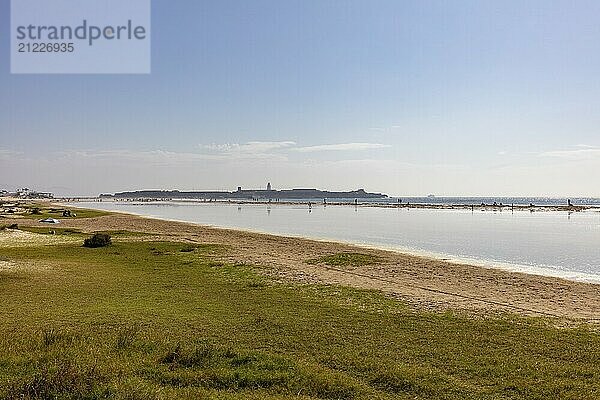 Ruhige Strandlandschaft mit Blick auf das Meer unter blauem Himmel und Morgenlicht  Tarifa