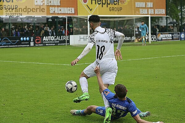 Halt hier geblieben  Samet Yilmaz (FC 08 Villingen) ließ sich trotz des Haltens von Marcel Bahm (CFR Pforzheim) nicht stoppen beim Spiel der OL BaWü: 23-24  34. Spieltag  FC 08 Villingen  CFR Pforzheim