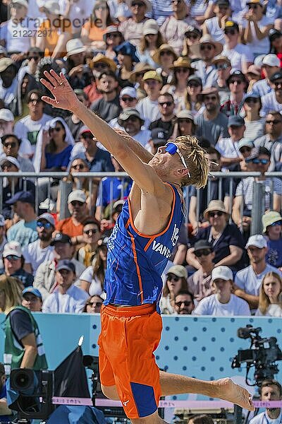 28. Juli 2024 Paris  FRA  STEVEN VAN DE VELDE (NED) (1) serviert gegen Team Italien (ITA) während der Vorrunde  Pool B Herren Beachvolleyball im Stade Tour Eiffel Stadion während der Olympischen Sommerspiele 2024 in Paris  Frankreich  Europa