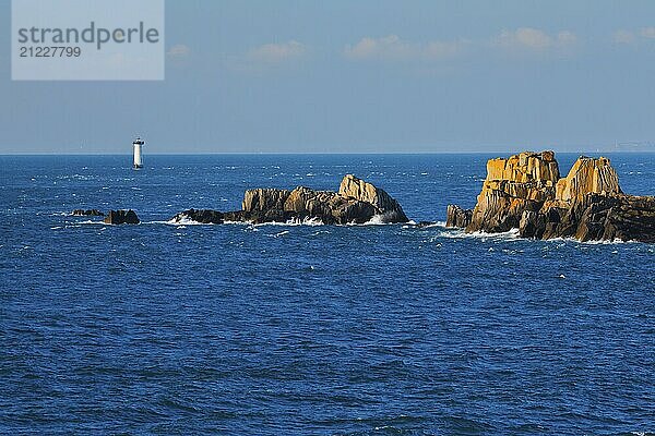 Abendliche Aussicht vom Pointe du Grouin mit Blick zum Phare de la Pierre-de-Herpin und markanten Felsen im Wasser  bei Cancale in der Nordbretagne  Frankriech