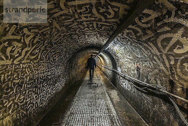 Anderlecht  Brüssel  Belgien  16.07.2019 Ein Mann geht durch die industriellen Innenräume des Kanalisationsmuseums  das den Haupttunnel des Abwasserkanals der Chaussee de Mons zeigt  Europa