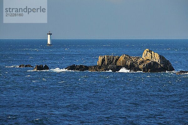 Abendliche Aussicht vom Pointe du Grouin mit Blick zum Phare de la Pierre-de-Herpin und markanten Felsen im Wasser  bei Cancale in der Nordbretagne  Frankriech