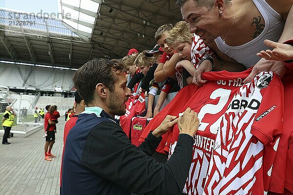 Erst Pflichtaufgabe erfolgreich gemeistert. Mit viel Freude gibt der neue Chef-Trainer Julian Schuster (SC Freiburg) Autogramme an die jungen Fans nach der ersten Trainingseinheit beim Trainingsauftakt Fußball-Bundesligist SC Freiburg 2024 DFL REGULATIONS PROHIBIT ANY USE OF PHOTOGRAPHS AS IMAGE SEQUENCES AND/OR QUASI-VIDEONann Foto: Joachim Hahne/johapress