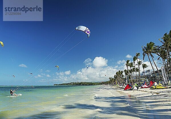 Kitesurfen am tropischen Bolabog Sportstrand in Boracay auf den Philippinen