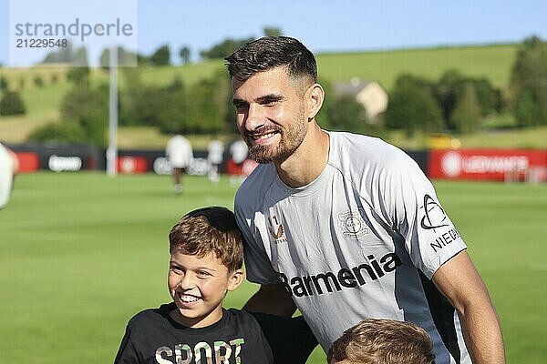 Martin Terrier (Bayer 04 Leverkusen) steht für ein Fan-Foto bereit nach dem Training beim beim Trainingslager Bayer 04 Leverkusen in Donaueschingen 2024 DFL REGULATIONS PROHIBIT ANY USE OF PHOTOGRAPHS AS IMAGE SEQUENCES AND/OR QUASI-VIDEONann Foto: Joachim Hahne/johapress