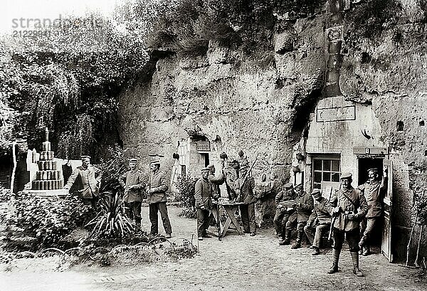 Soldaten im Kriegsleben vor der Unterkunft. Soldiers in front of the bunker