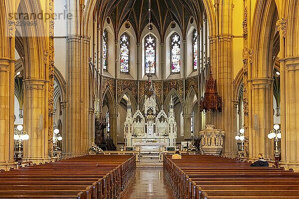 Prächtiger Innenraum einer Kirche mit Blick auf den Altar und kunstvollen gotischen Bögen unter warmem Licht  Letterkenny