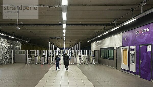 Laeken  Region Brüssel Hauptstadt  Belgien  04.09.2020 Menschen aus dem Maghreb auf dem Weg zur Fahrkartenkontrolle der örtlichen U Bahn Station Bockstael  Europa