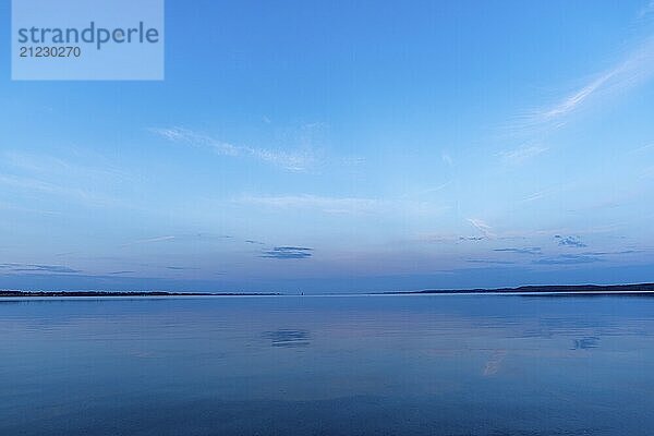 Abendliche Stille über der Flensburger Förde  Gemeinde Drei auf der Halbinsel Holnis  Blick Richtung Osten  blaues Meer  blauer Himmel  Minimalismus  Glücksburg  Schleswig-Holstein  Deutschland  Europa