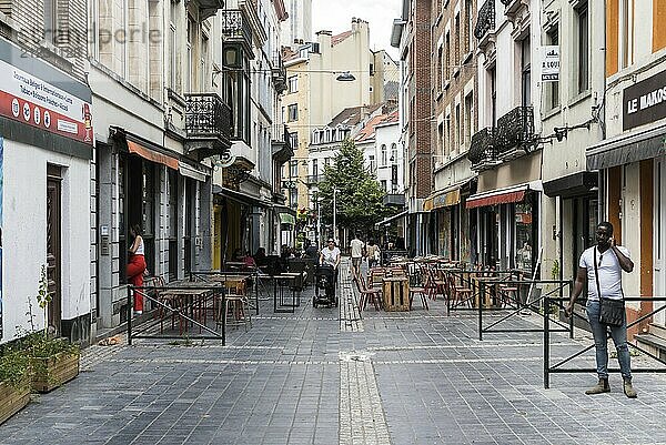 Ixelles  Region Brüssel Hauptstadt  Belgien  06 22 2020 Schwarzer Mann ruft im lebhaften Viertel Quartier Saint Boniface  Europa