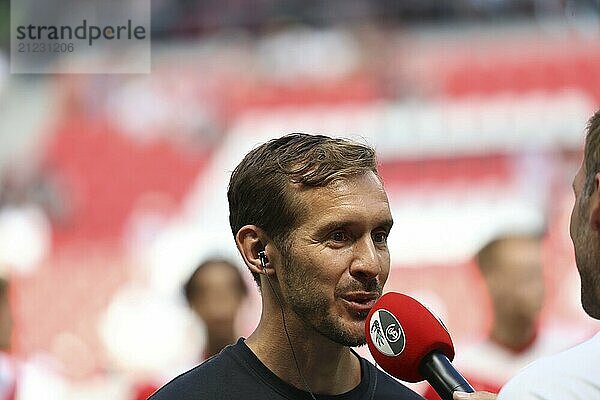 Coach Julian Schuster (SC Freiburg) beim Fußball-Testspiel: SC Freiburg  AC Florenz REGULATIONS PROHIBIT ANY USE OF PHOTOGRAPHS AS IMAGE SEQUENCES AND/OR QUASI-VIDEONann Foto: Joachim Hahne/johapress