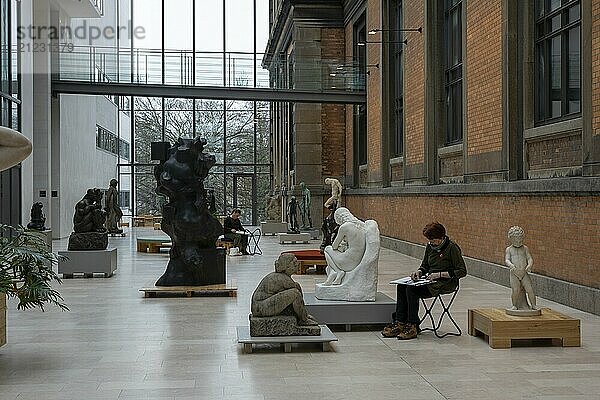 Skulpturen und Menschen in der Nationalgalerie von  Kopenhagen  Dänemark  Europa