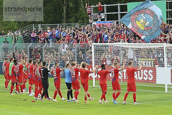 Die Heidenheimer Spieler bedanken sich nach dem Schlußpfiff bei den mitgereisten Fans für die lautstarke Unterstützung beim Spiel um den DFB-Pokal 2022-23  1. Runde: DFB-Pokal 2024-25  1. Hauptrunde: FC 08 Villingen  1. FC Heidenheim 1846