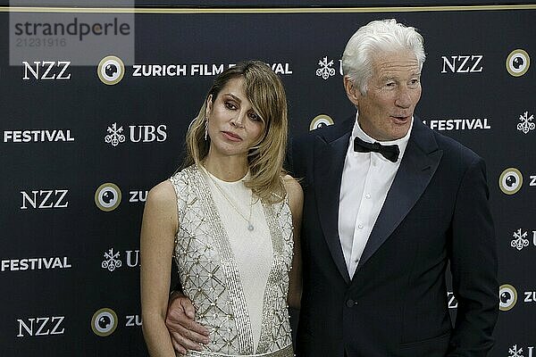 Richard Gere mit Ehefrau Alejandra Gere bei der Premiere von Wisdom of Happiness  A heart-to-heart with the Dalai Lama im Rahmen des 20. Zurich Film Festival  Zürich  08.10.2024