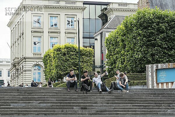 Brüsseler Stadtzentrum  Region Brüssel Hauptstadt  Belgien  06 20 2020 Gruppe junger Männer  die auf den Treppen des Mont des Arts zusammensitzen  Europa