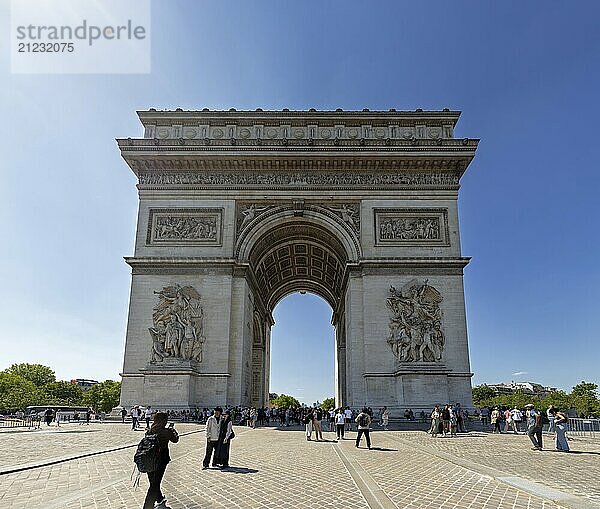 Vorderansicht des Arc de Triomphe  Menschen spazieren unter dem sonnigen Himmel  Paris