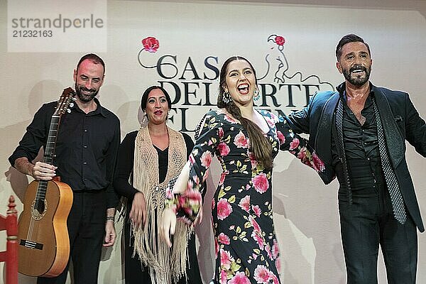 Glückliche Flamenco-Gruppe nach einem Auftritt  Freude und Zufriedenheit im Ausdruck  Granada