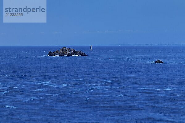 Abendliche Aussicht vom Pointe du Grouin mit Blick zum Phare de la Pierre-de-Herpin und markanten Felsen im Wasser  bei Cancale in der Nordbretagne  Frankriech