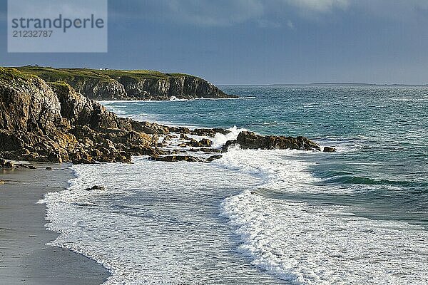 Wellen brechen an der Felsküste bei Plouarzel an der Atlantikküste  Département Finistère  Bretagne  Frankreich  Europa