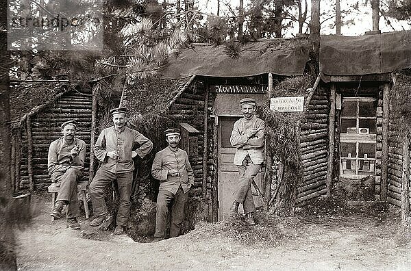 Vier Soldaten vor der Kantine im Winterquartier. Four soldiers in front of the canteen in the winter quarter