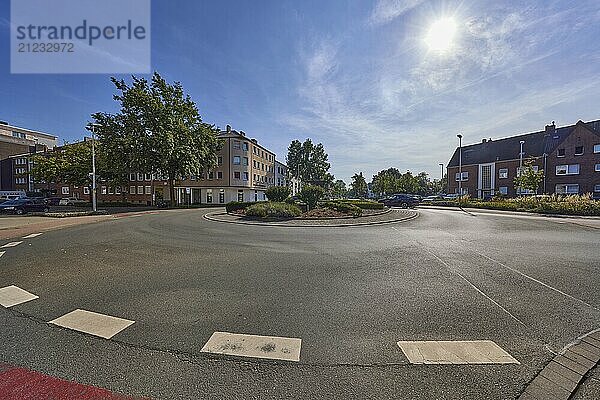 Kreisverkehr am Zusammentreffen der Bismarckstraße  Augustastraße und Moltkestraße im Gegenlicht der Sonne bei blauem Himmel mit Cirrostratuswolken in Wesel  Niederrhein  Kreis Wesel  Nordrhein-Westfalen  Deutschland  Europa