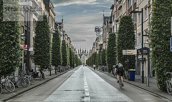 Leuven  Flandern  Belgien  16.06.2019 Mann auf einem Fahrrad fährt die Bondgenotenlaan am Bahnhof hinunter  Europa