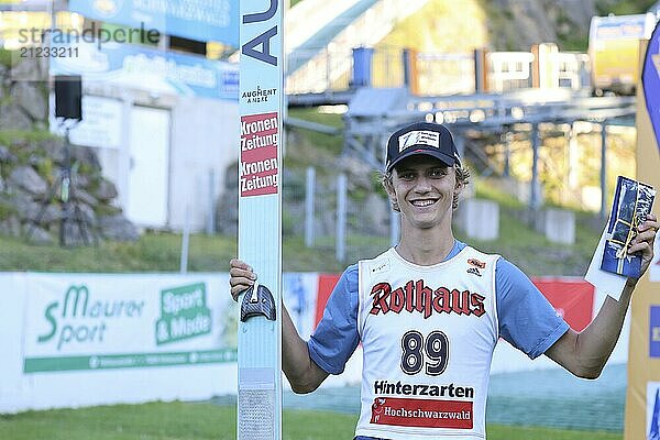 Hannes Landerer (SV Innsbruck Bergisel/Österreich) hatte gut lachen nach dem Auftaktsieg beim FIS Cup Sommerskispringen Hinterzarten 2024