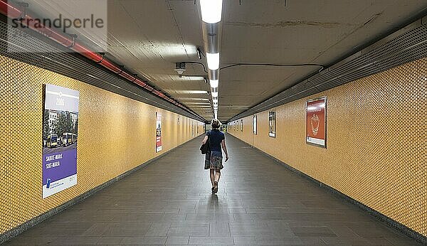 Brüssel Stadtzentrum  Region Brüssel Hauptstadt  Belgien  20.06.2020 Dreißigjährige Frau geht durch die orangefarbenen Inseln der Metrostation Botanique  Europa