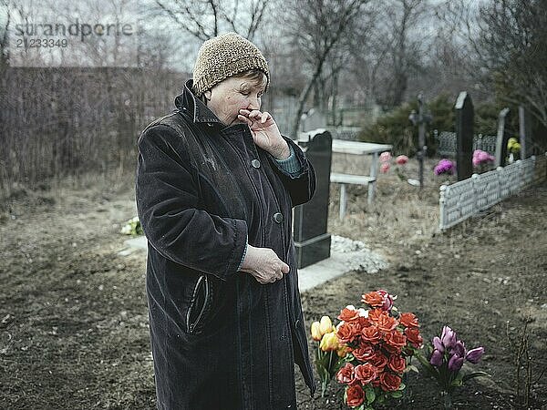 Ludmilla (68) trauert auf dem Friedhof um ihren Enkel  der einen Monat zuvor an der Front gefallen ist. Die Eltern haben seitdem das Haus nicht mehr verlassen und sich dem Alkohol ergeben  Spodowiwka  Ukraine  Europa