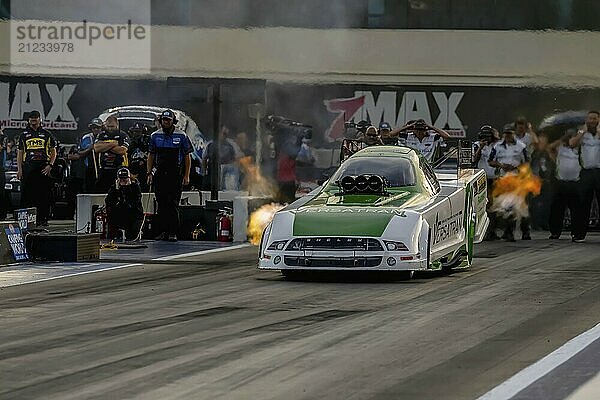 22. September 2023 Concord  NC: Dave Richards  Fahrer der NHRA Funny Car Series  fährt während des Qualifikationsrennens für die Betway Carolina Nationals die Bahn hinunter