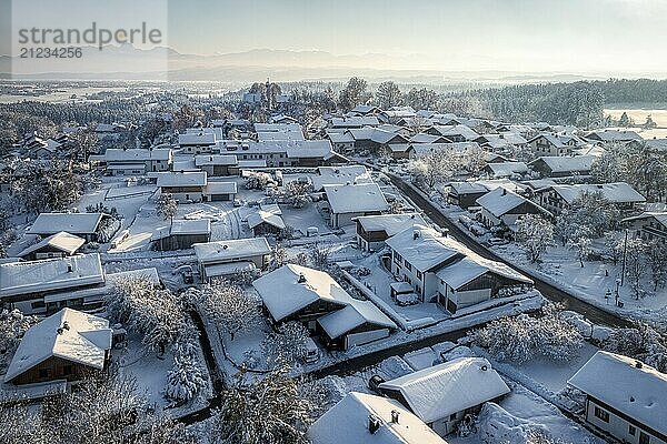 Ein verschneites Dorf in einer winterlichen Landschaft mit blau-weißem Himmel und ruhiger Atmosphäre  Kleinhöhenrain  Schöne Aussicht