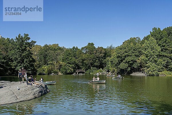 New York City  USA  21. September 2019: Menschen in Ruderbooten auf dem See im Central Park  Nordamerika