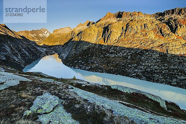 Sonnenaufgang in den Schweizer Alpen mit Grimselsee und Lauteraarhorn im Kanton Bern  Schweiz  Europa