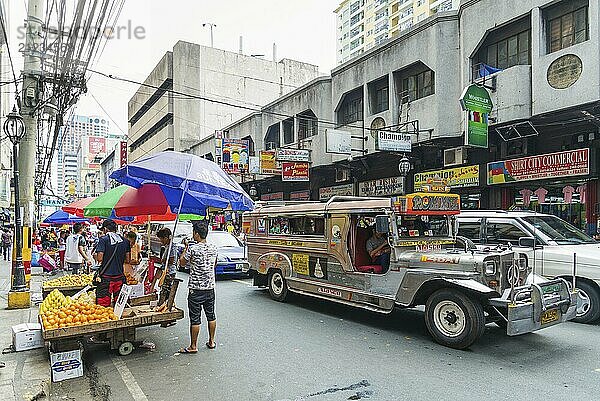 Jeepney Bus in Manila Chinatown Straße auf den Philippinen