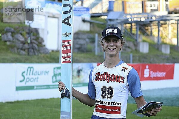 Hannes Landerer (SV Innsbruck Bergisel/Österreich) hatte gut lachen nach dem Auftaktsieg beim FIS Cup Sommerskispringen Hinterzarten 2024