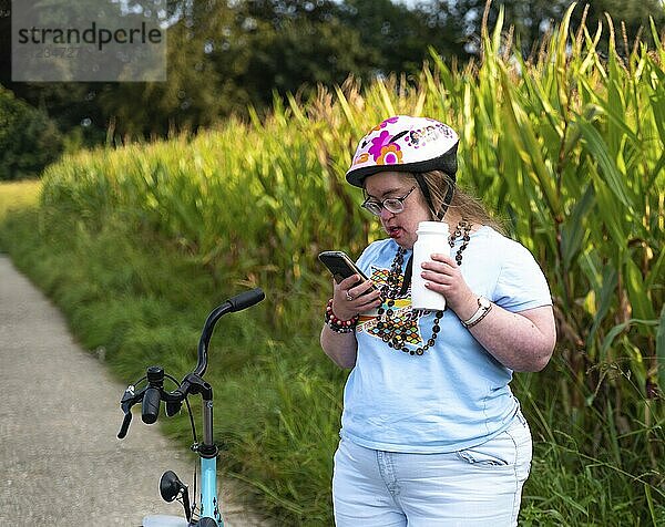 Hakendover  Flämisch Brabant  Belgien  09 20 2021: 39 jährige Frau mit Down Syndrom ruft ihren Bruder über ein Smartphone an  Europa