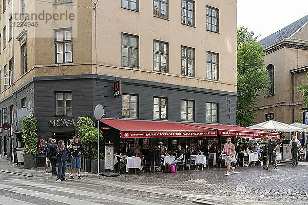 Kopenhagen  Dänemark  31. Mai 2023: Menschen in einem Außenrestaurant in der Skindergade Straße im historischen Stadtzentrum  Europa