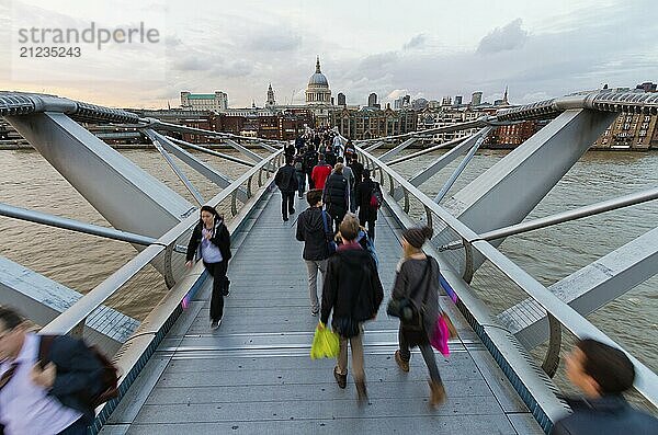 Blick auf die St. Paul's Cathedral über die fußläufige Millennium Bridge über die Themse. Schießstand höher als ein Mann