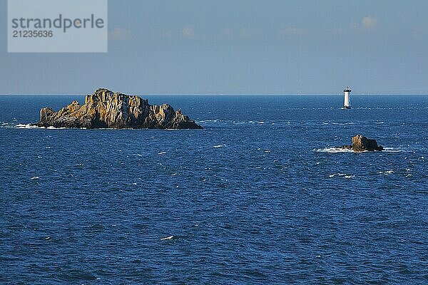 Abendliche Aussicht vom Pointe du Grouin mit Blick zum Phare de la Pierre-de-Herpin und markanten Felsen im Wasser  bei Cancale in der Nordbretagne  Frankriech