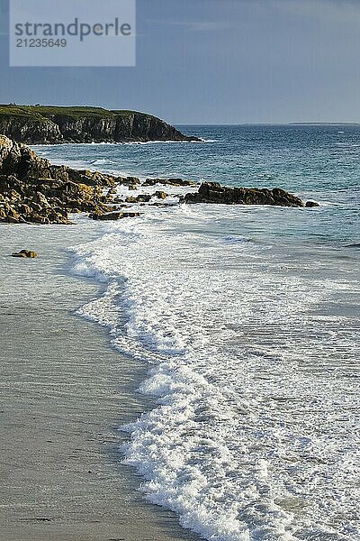 Wellen brechen an der Felsküste bei Plouarzel an der Atlantikküste  Département Finistère  Bretagne  Frankreich  Europa