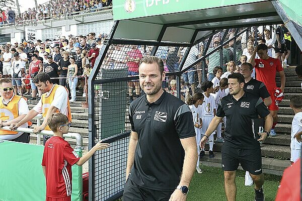 Gleich gehts los  Mario Klotz (Cheftrainer FC 08 Villingen) auf dem Weg zum Spielfeld für das Spiel um den DFB-Pokal 2022-23  1. Runde: DFB-Pokal 2024-25  1. Hauptrunde: FC 08 Villingen  1. FC Heidenheim 1846