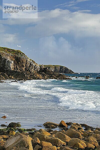 Wellen brechen an der Felsküste bei Plouarzel an der Atlantikküste  Département Finistère  Bretagne  Frankreich  Europa