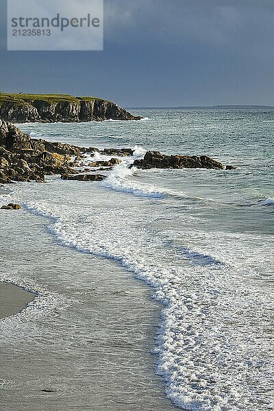 Wellen brechen an der Felsküste bei Plouarzel an der Atlantikküste  Département Finistère  Bretagne  Frankreich  Europa