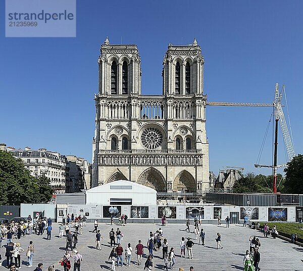 Berühmte Kathedrale mit zwei Türmen  umgeben von vielen Menschen auf einem großen Platz  Paris