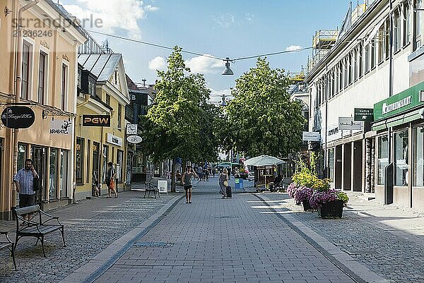 Uppsala  Uppland Schweden  27.07.2019 Menschen unterschiedlichen Alters und Geschlechts spazieren durch die Einkaufsstraßen des Stadtzentrums