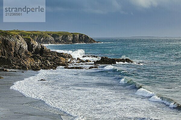 Wellen brechen an der Felsküste bei Plouarzel an der Atlantikküste  Département Finistère  Bretagne  Frankreich  Europa