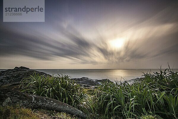 Strand  mit Lavafelsen und Vegetation  Blick auf das Meer am Abend bei Sonnenuntergang. Landschaft mit Wolken in Induruwa  Bentota Beach  Sri Lanka  Indien  Asien