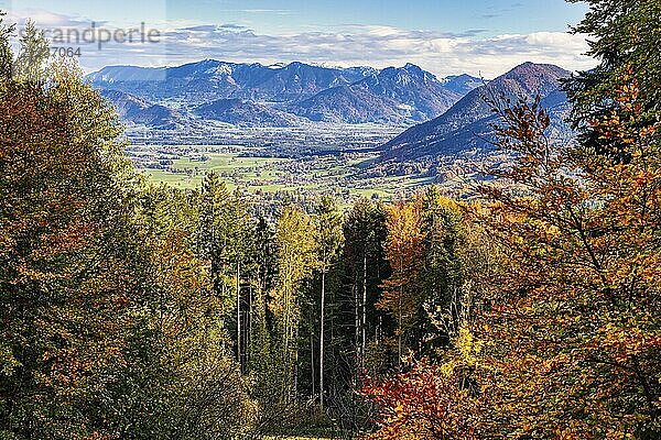 Herbstliche Landschaft mit bunten Wäldern und Blick auf die Berge in den Alpen  Hocheck